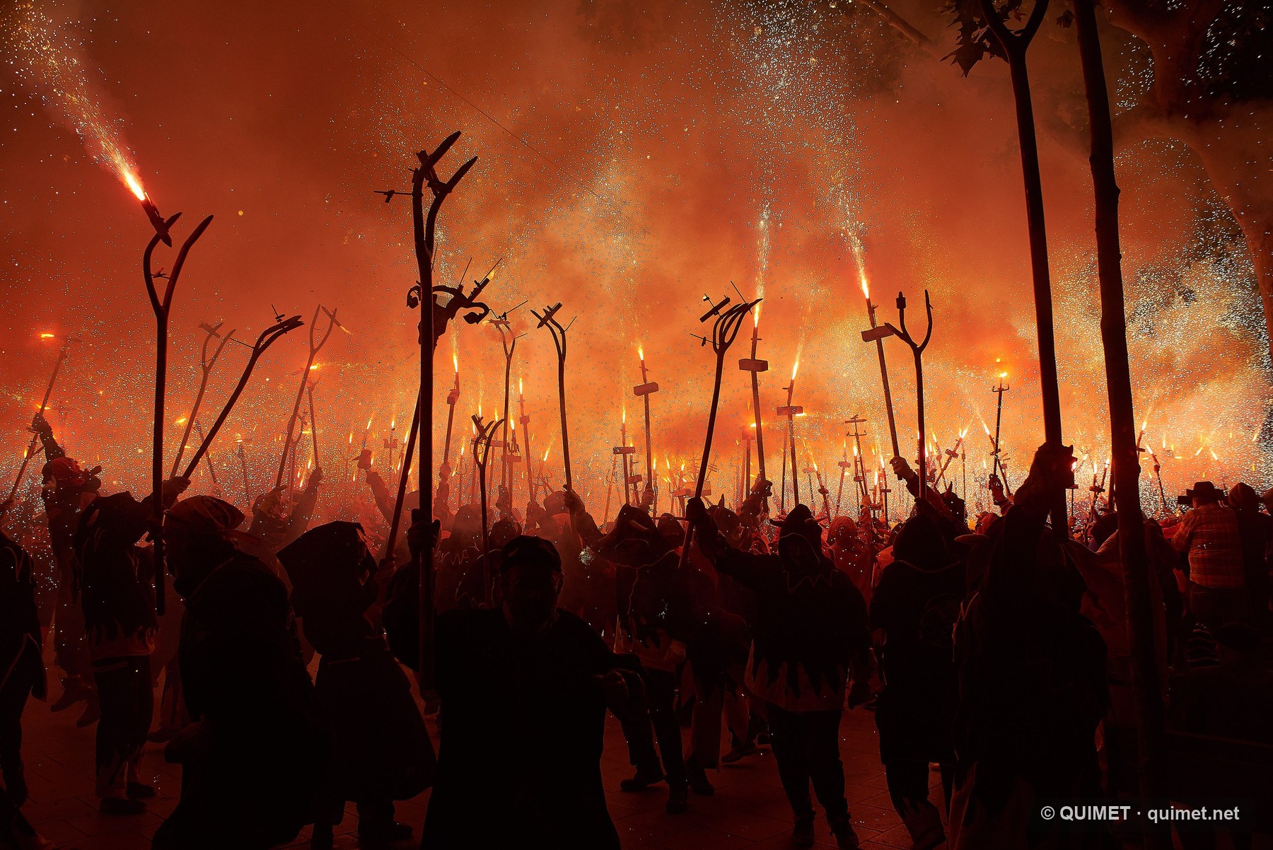 Correfoc nocturn amb una multitud sota les espurnes