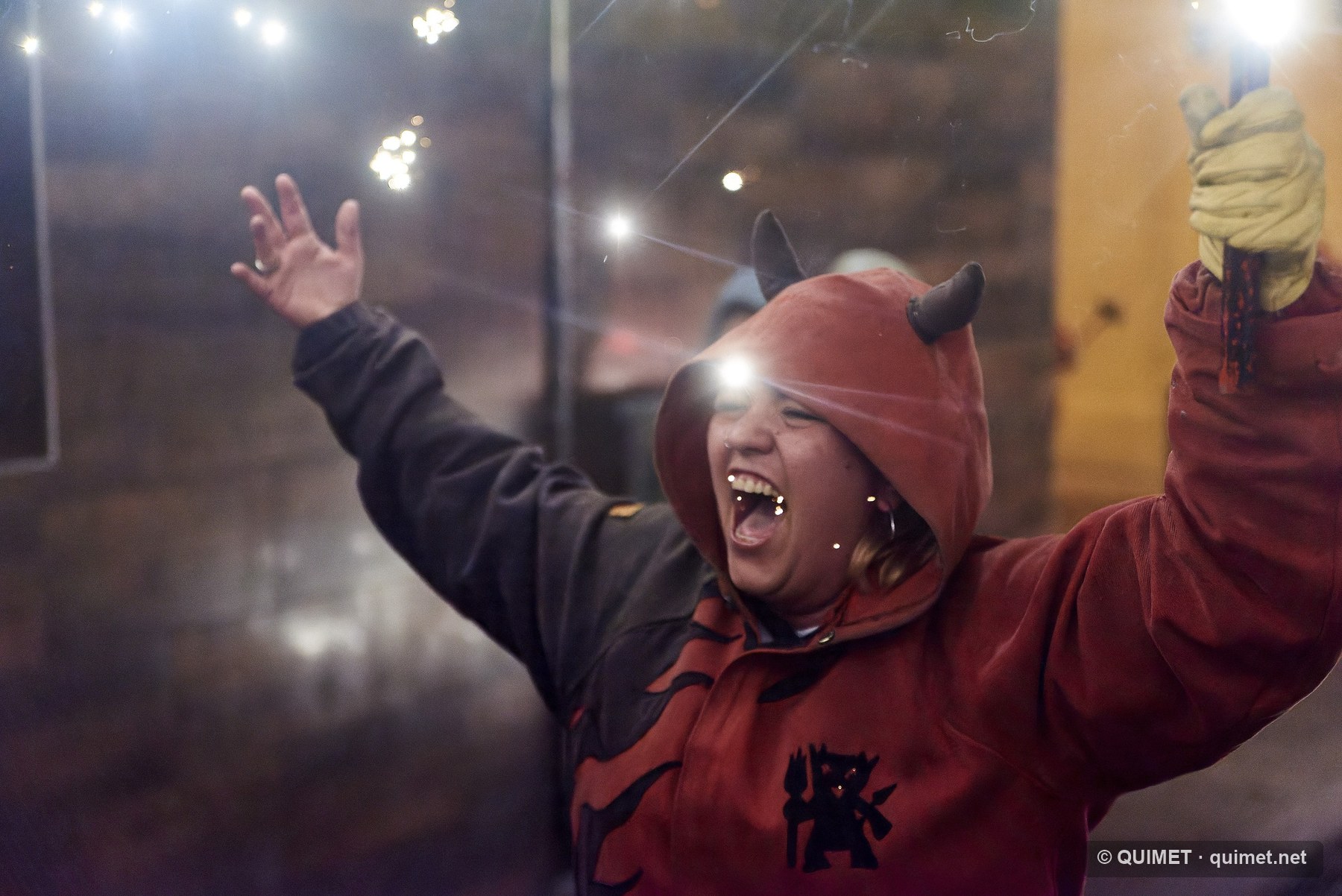 Participant de correfoc celebrant entre fum i llum