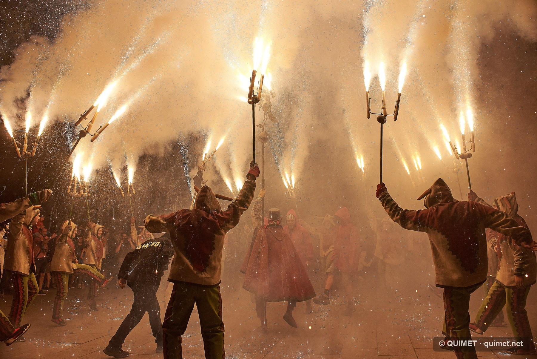 Diables aixecant maces de foc