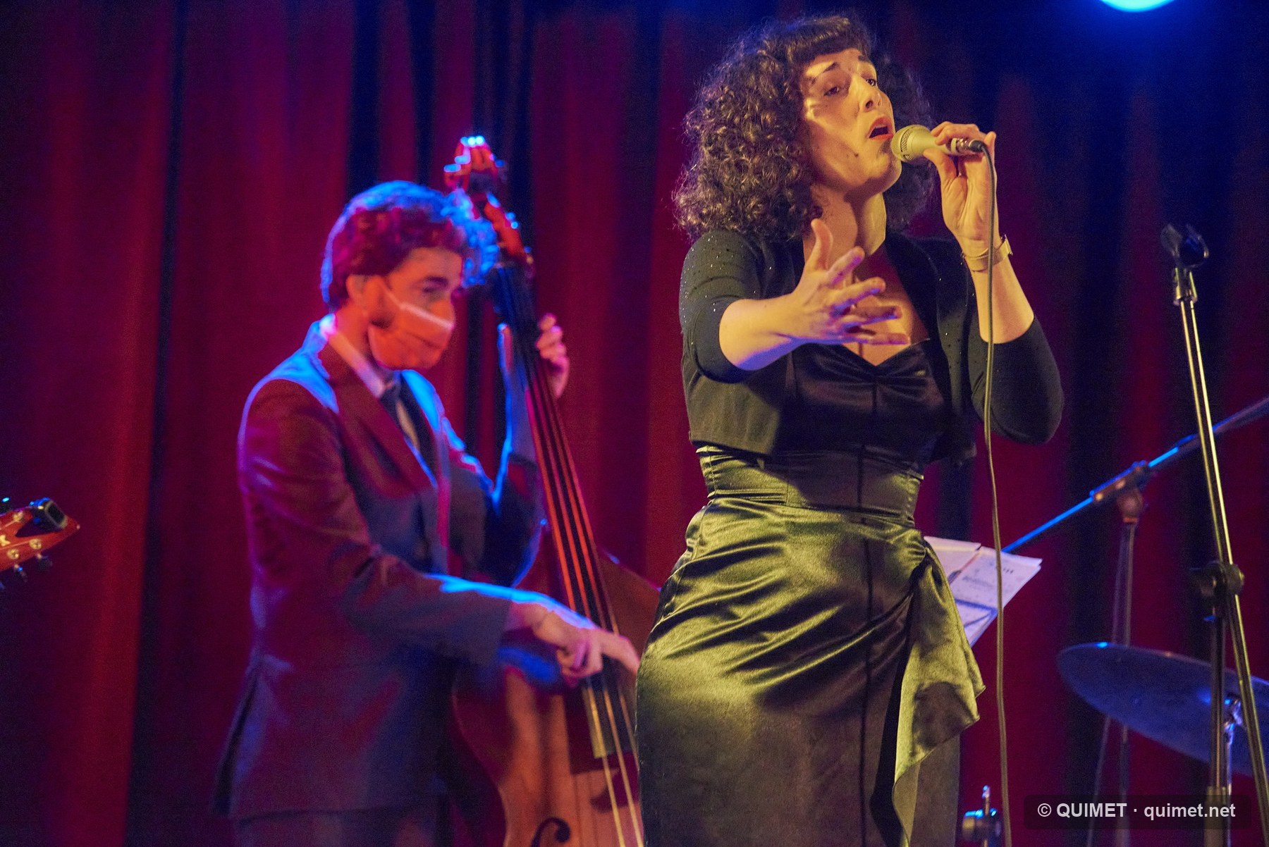 Cantant i contrabaixista en concert