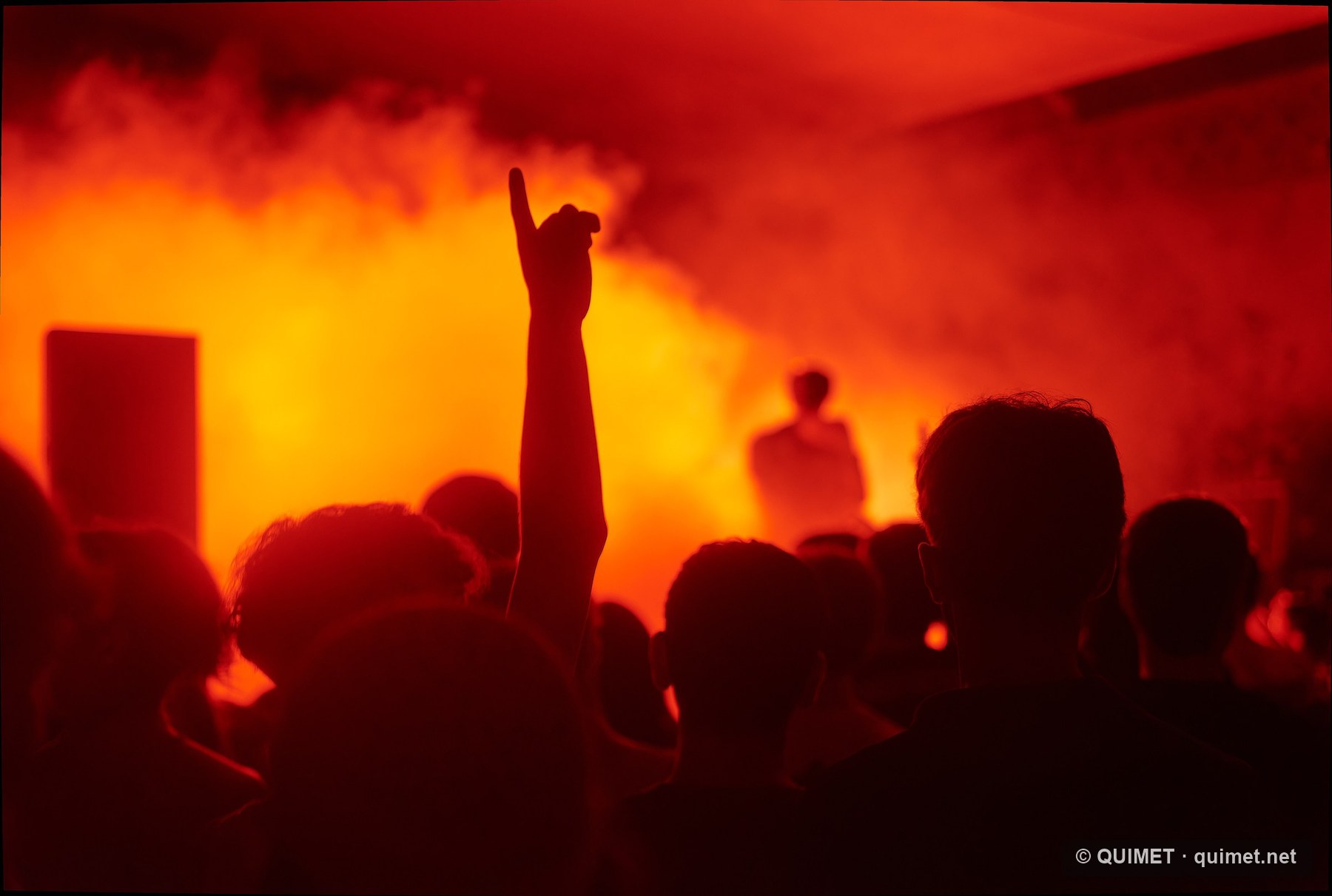 Públic de concert envoltat de llum vermella