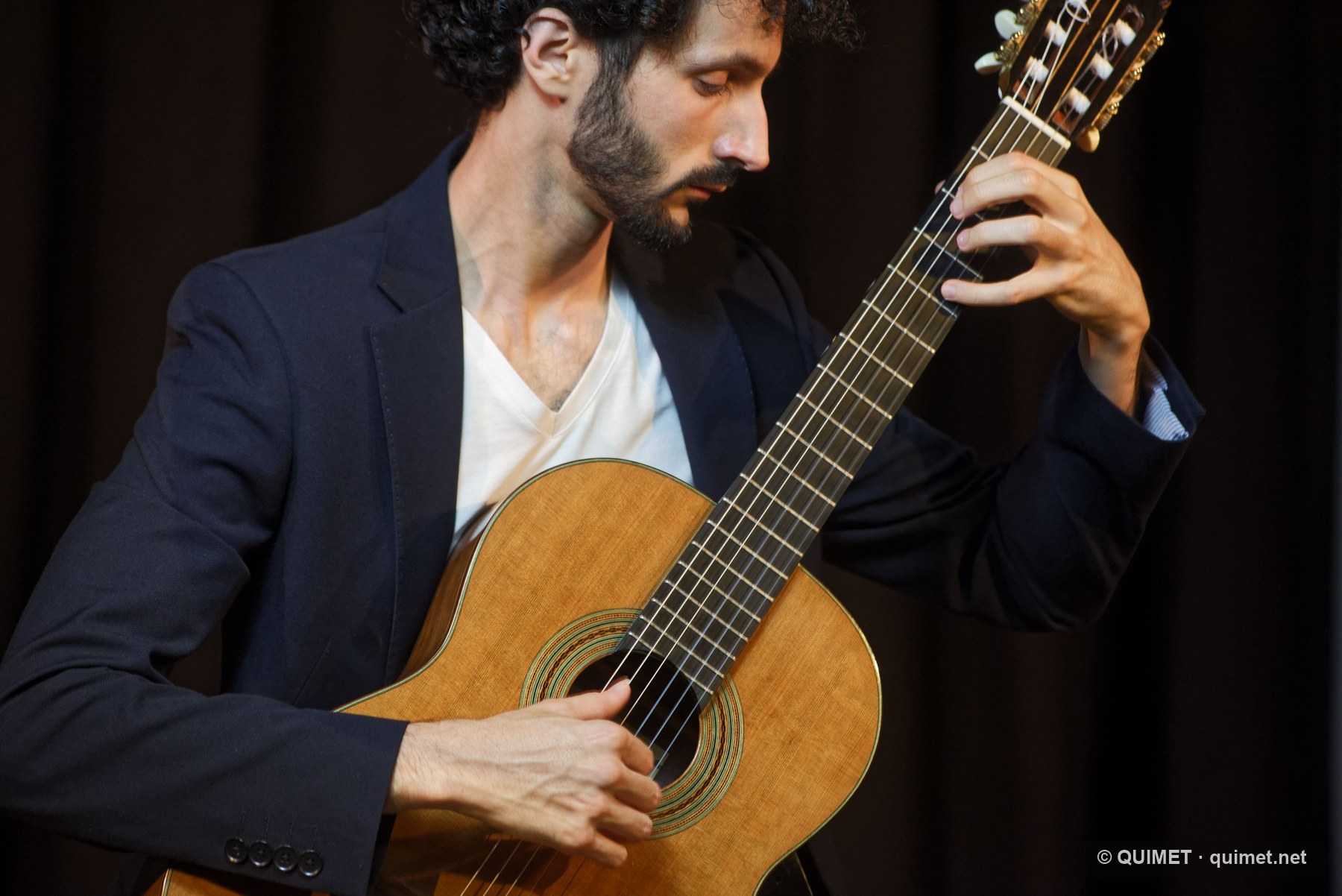 Guitarrista interpretant una peça