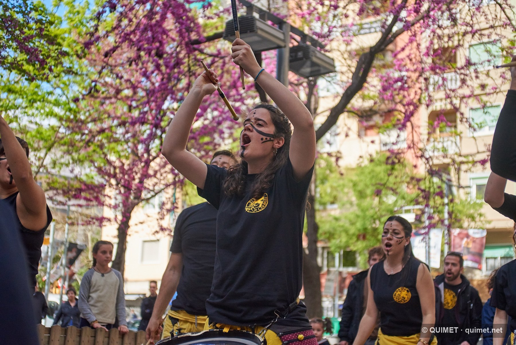 Percussionista aixecant les baquetes